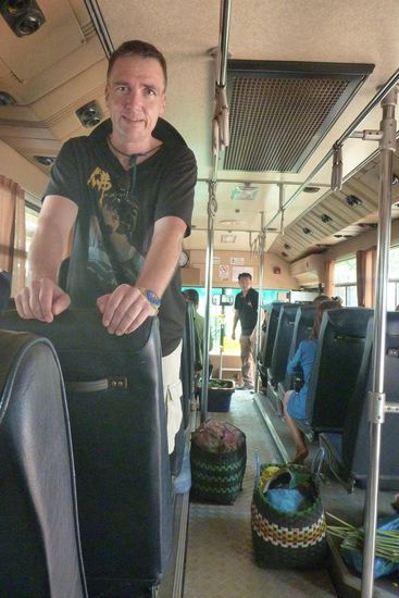 Im Bus nach Thakhek, unsere Sitzplätze sind gesichert, die ersten Gepäckstücke werden im Gang deponiert