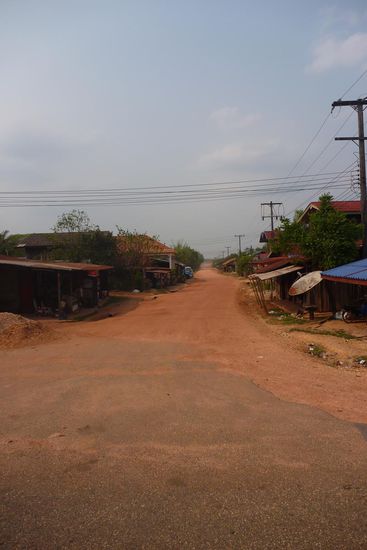 Abzweigende Strassen immer wieder sehr trocken, sehr rot, sehr staubig