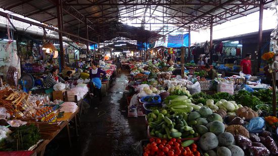 Es gibt einen grossen, bunten Markt mit Waren aller Art