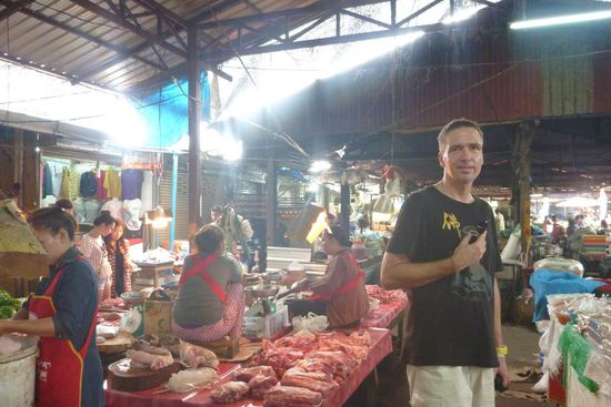 Immer wieder erstaunlich, die Frischfleischabteilung. Lagerung bei über 35 Grad, Fliegen inklusive und die Verkäufer sitzen zwischen der Ware