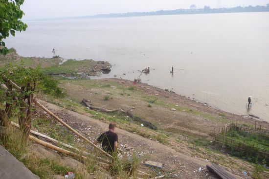 Oliver klettert runter zu den Fischern....