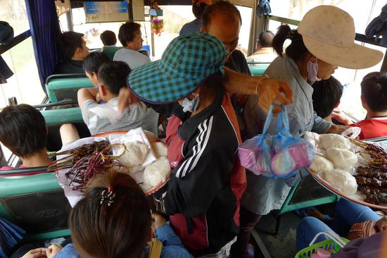 Ohne den kleinen Snack zwischendurch geht gar nichts, Händler im sowieso übervollen Bus