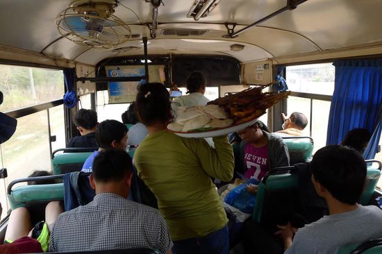 Klebreis in Beuteln, dazu gegrilltes Huhn.....