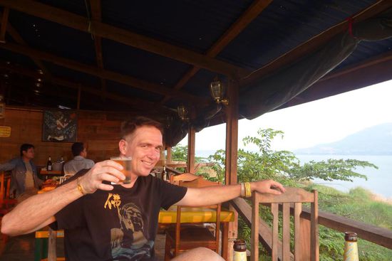 Nach langer Busfahrt und langem Marsch in die Stadt gibt es abends ein kaltes Bier in einem der kleinen Restaurants am Mekong