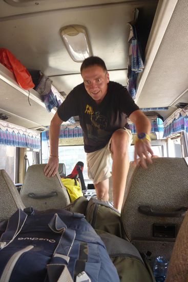 Fahrt auf die 4000 Islands, nach Don Det. Um auf seinen Sitz im Bus zu kommen, müssen zunächst die Gepäckberge im Gang überklettert werden