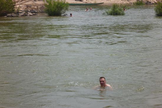 Nach dem  ausgiebigen Mahl gibt es ein erfrischendes Bad im Mekong, freiwillig.....