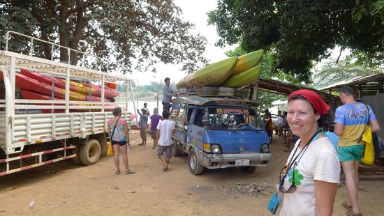 .....hier hatten wir dann unser Tauchbad im Mekong (unfreiwillig) hinter uns.
Die Kajaks wurden zur Weiterfahrt auf LKWs verladen, die Passagiere auch
