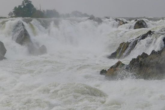 Haupttagesziel erreicht: der Khone Phapheng Wasserfall. Der volumenmässig grösste Wasserfall Südostasiens. Selbst jeitzt in der Trockenzeit ein unbeschreibliches Naturschauspiel, lässt sich leider nur in einem kleinen Ausschnitt auf einem Bild wiedergeben.