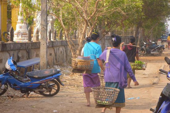 Unser Tag begann früh. Mit den Frauen die in der Frühe zum Markt gehen, gingen wir zum Bootsanleger