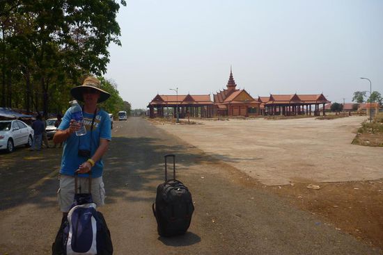 Und schon sind wir drin. Im Hintergrund die scheinbar neue Grenzstation die noch nicht fertig ist