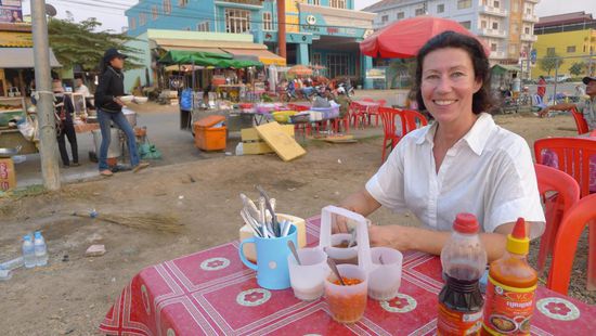Ein grosser Platz mit Tischen und Stühlen, die typischen kleinen mobilen Strassenrestaurants