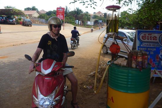 Abenteuer Moped-Ausflug. Erster Schritt, tanken. Die typische Tankstelle: aus einem Fass wird Treibstoff in einen Behälter gepumpt,von da aus mit einem Schlauch in das Moped gefüllt