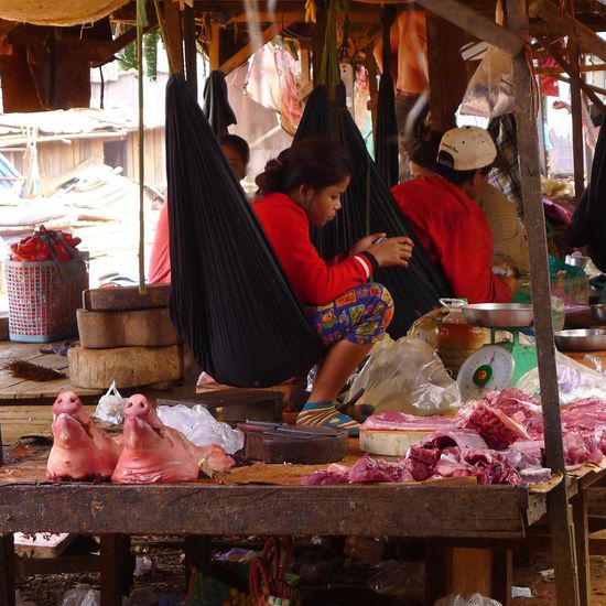 Ohne Hängematte geht gar nichts, auch nicht am Frisch-Fleisch Stand (man beachte die Schweinsköpfe vorn links im Bild)