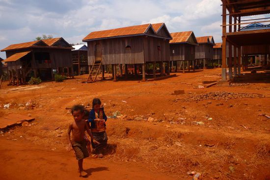 Wir fuhren durch aller-aller einfachste Dörfer. Häuser, Menschen, Tiere, alles mit einer dicken roten Staubschicht bedeckt