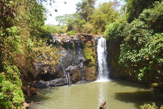 Der Cha Ung Wasserfall, endlich etwas feuchtere Luft zum Atmen und ein wenig Grün zu sehen