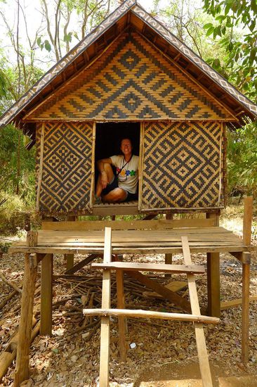 Ein sogenanntes "Mädchenhaus". Bei manchen Bevölkerungsgruppen werden diese Häuser für die jungen Mädchen gebaut, damit diese abseits der Familie lernen für sich selbst zu sorgen und unabhängig zu werden
