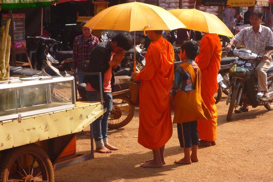 Immer wieder ein Foto wert, Mönche die gegen eine Spende mit den Leuten beten, begleitet von ihren kleinen Helfern