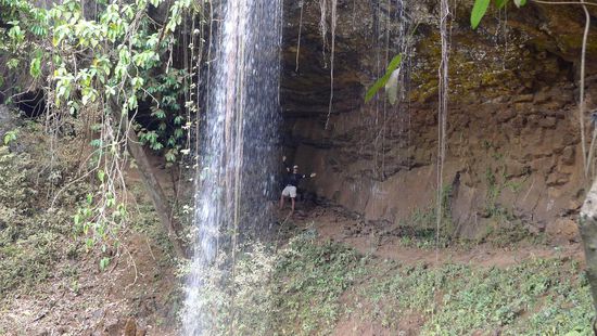 Hinter dem Kachanh Wasserfall. Er hatte nicht allzuviel Wasser, aber er zeichnet sich durch seine Höhe aus.