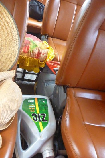 Der innovative Zusatzsitz. Einfach leere Ölkanister zwischen die Sitze geklemmt und ein olles Kissen draufgelegt