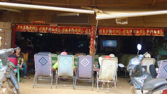 ...ein improvisiertes Kino. Es sind mehrere Fernseher aufgestellt, auf denen verschiedene Programme zu sehen sind. Schließlich hat nicht jede Familie einen eigenen Fernseher