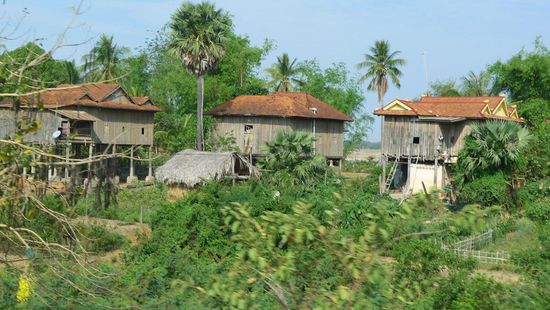 Auch auf der Fahrt nach Kratie kommen wir an vielen kleinen Dörfern vorbei. Die Landschaft wird jetzt immer grüner.
