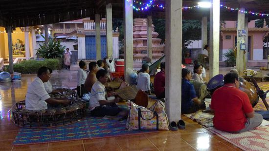 Abends im Tempel gab es eine Feier mit Live-Musik