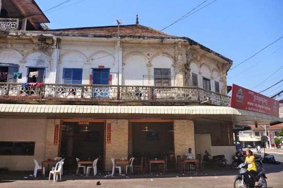 In Kampung Cham gibt es auch schöne alte Kolonialbauten. Gute Sitte im Restaurant, wie unten zu sehen, anfallender Müll wird einfach auf den Fussboden geworfen