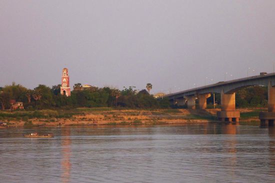 Der alte französische Uhrenturm und die neue Brücke