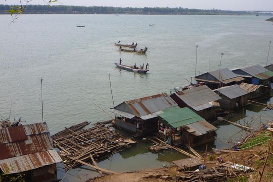Entlang des Weges am Mekong sehen wir immer wieder schwimmende Dörfer
