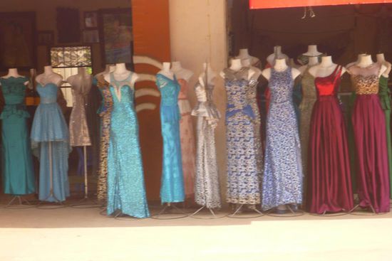 Da traut man seinen Augen kaum, in Dörfern im absoluten Nichts gibt es Läden mit Abendmode !