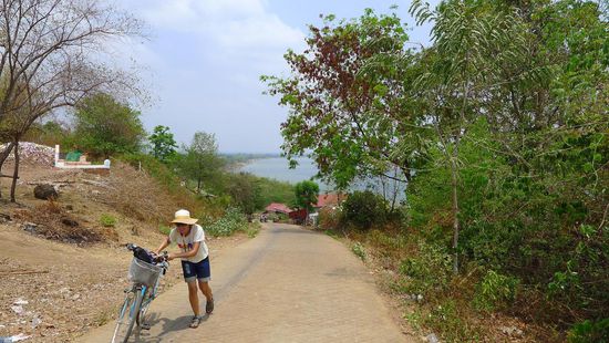 Heiss, steil, anstrengend - der Weg den Berg hinauf zum Tempel Wat Hanchey