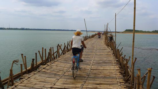 Los gehts über das wackelige Teil. Jedes Jahr in der Regenzeit wird die Brücke weggespült und in der Trockenzeit wieder neu aufgebaut.