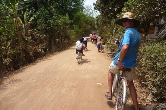 Im Pulk der radelnden Schulkinder beginnt die Inselrundfahrt.