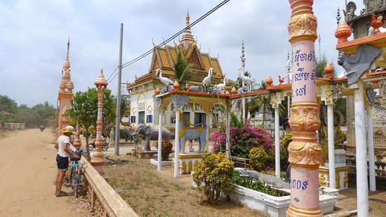 Auch auf Koh Paen gibt es grosse, bunt  geschmückte Tempel