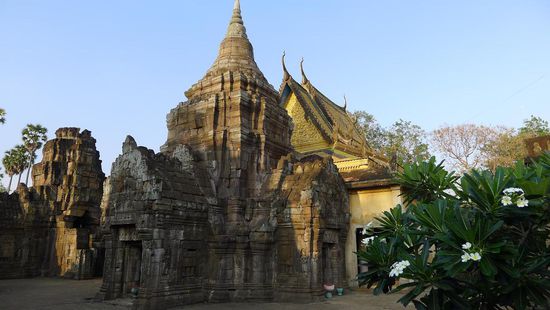 Abends dann noch ein kurzer Besuch des alten Tempels Wat Nokor, nahe der Stadt. Wenn man sich von hinten durch die Felder schleicht, entgeht man auch der Touristen-Polizei