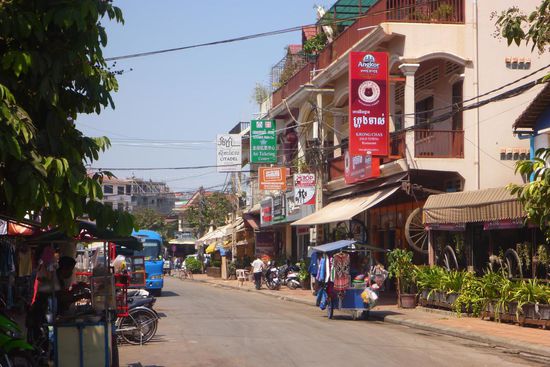 Eine Strasse in Siem Reap. Alles sehr gepflegt, Restaurants, Hotels usw. Wirkt aber nicht besonders kambodschanisch.