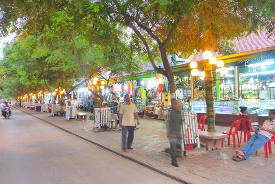 Der Nachtmarkt, hell beleuchtete Geschäfte die fast nur Souvenirs verkaufen und einige Restaurants
