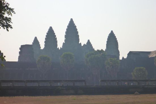 Die Silhouette von Angkor Wat im morgendlichen Gegenlicht
