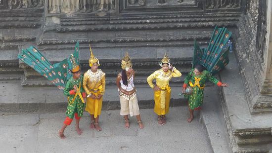 Diese hübsch gekleideten Tänzer stellen sich für ein Foto in Position, wenn man dafür 5$ zahlt - es lebe die Zoom-Funktion!