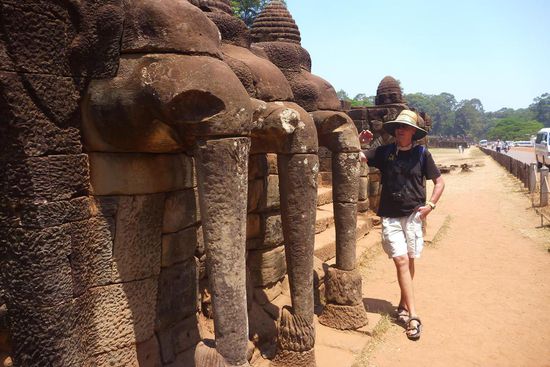 Nächste Etappe: die Elefanten Terrassen. Hier stehen überall Elefantenskulpturen .........