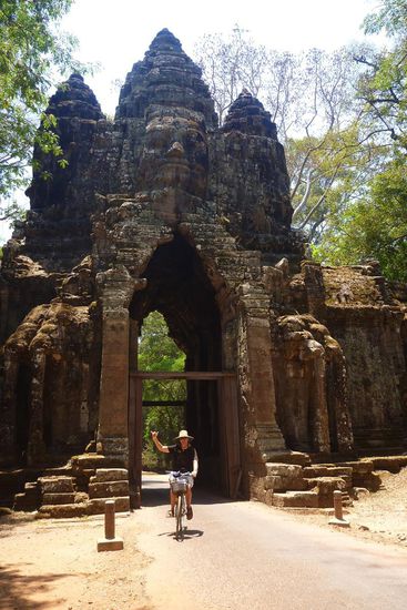 Durchfahrt durch das Ost-Tor, hier verlieren sich langsam die Besucherströme