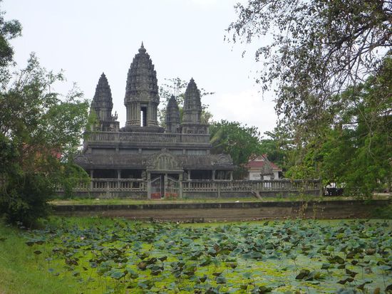 Nein, nicht schon wieder Angkor Wat. Dies ist eine Grabstelle auf einem alten Friedhof. Schön gelegen an einem Lotusteich.