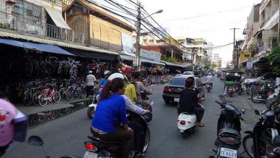 Phnom Penh: Autos, Mopeds, Gehupe, Gewusel.... eine asiatische Metropole eben