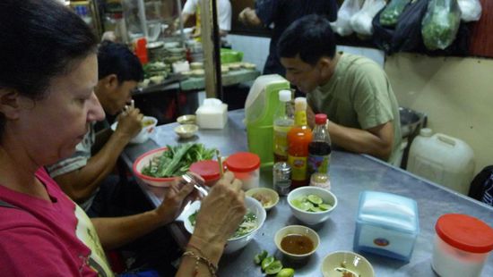 ....fündig geworden. Scharfe Hühnersuppe mit Kräutern und Limetten, für uns als gefühlte Halb Asiaten ist die morgendliche heisse Suppe schon fast ein normales Frühstück!