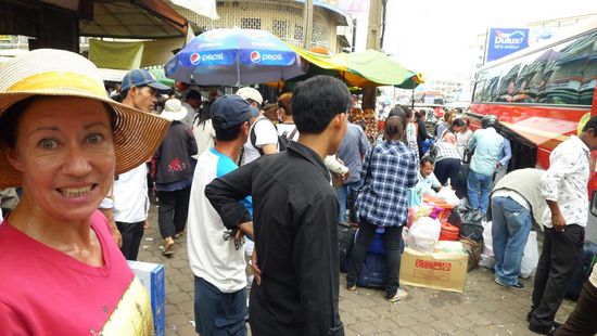 .....völliges Chaos. Welcher Bus, wie kämpft man sich dorthin durch, wo landet das Gepäck, Hilfe Hilfe