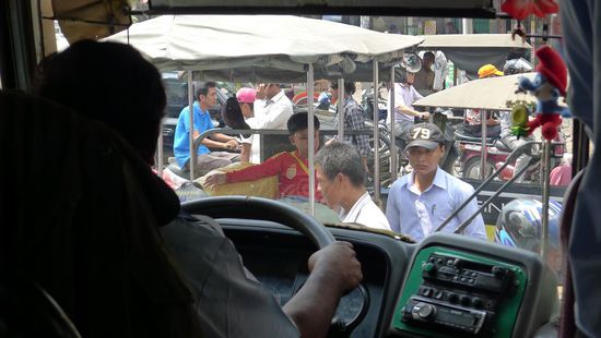 endlich im Bus, wie schafft es der Fahrer überhaupt loszufahren?