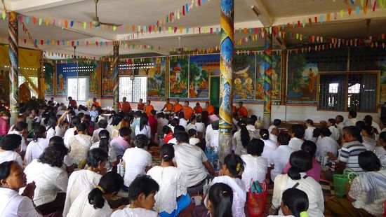 Gebete, Gesänge, Opfergaben usw. aber alles sehr beschaulich und ruhig