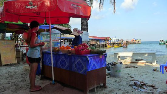 Es gibt am Strand Stände die sehr gute frisch gepresste Fruchtsäfte machen