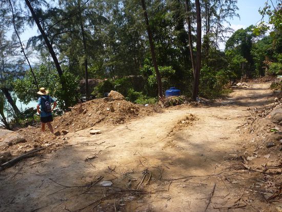Chinesische Investoren bauen gerade eine grosse Strasse parallel zum Meer. Es sollen Hotels und ein Flughafen folgen. Schade aber auch.