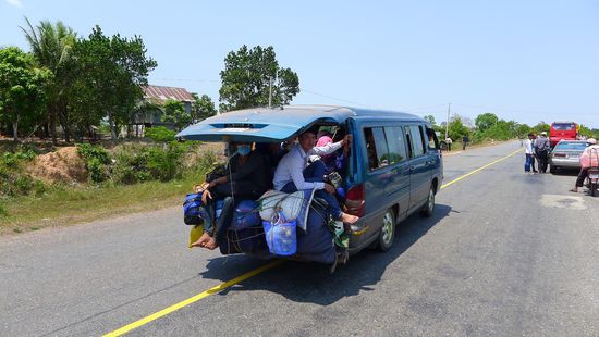 Die ganz Eiligen die ncht auf den Austauschbus warten wollten, sprangen auf vorbeifahrende Minibusse auf
